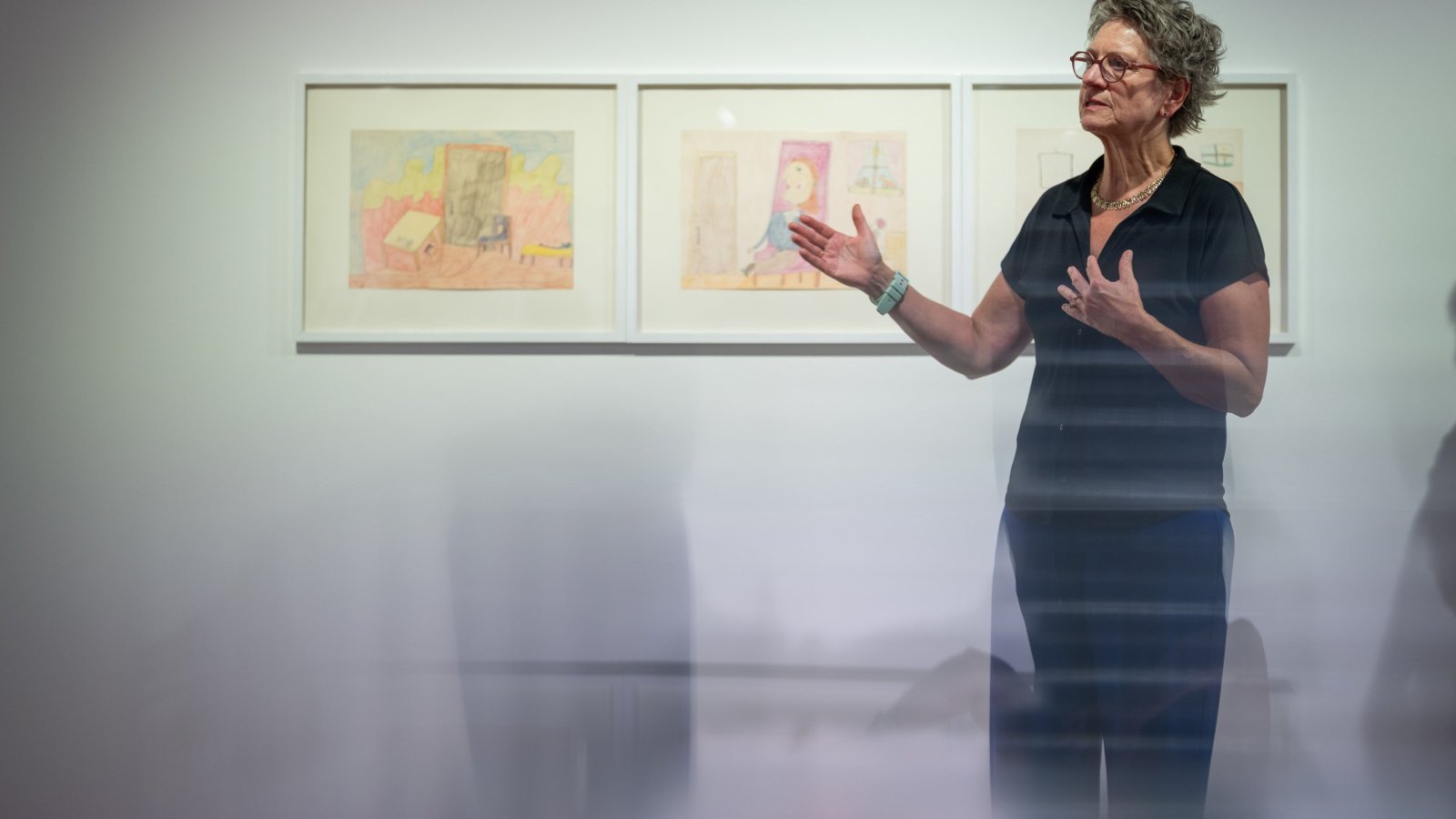 Abstrakte Zeichnung von Béatrice Schweizer auf einem EEG-Diagramm (elektrische Hirnaktivitätslinien), bei der in die gezackten Linien mehrere geisterhafte Gesichter eingearbeitet sind.