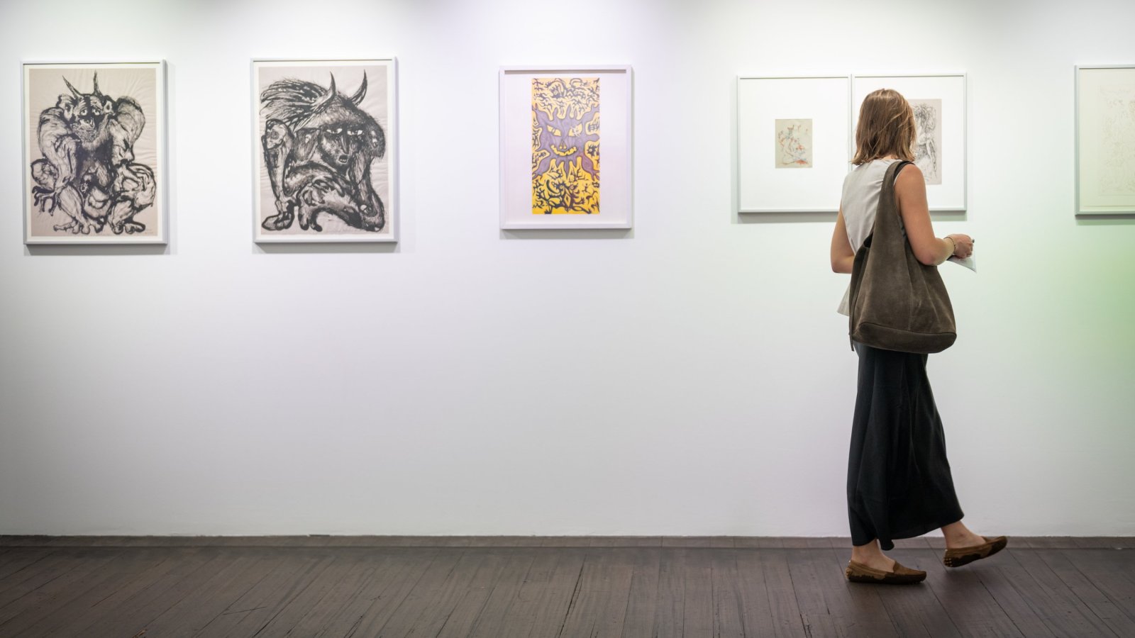 Abstrakte Zeichnung von Béatrice Schweizer auf einem EEG-Diagramm (elektrische Hirnaktivitätslinien), bei der in die gezackten Linien mehrere geisterhafte Gesichter eingearbeitet sind.