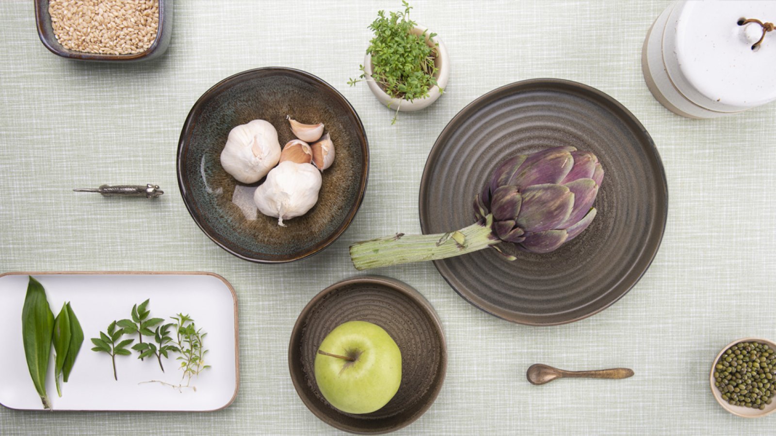 Abstrakte Zeichnung von Béatrice Schweizer auf einem EEG-Diagramm (elektrische Hirnaktivitätslinien), bei der in die gezackten Linien mehrere geisterhafte Gesichter eingearbeitet sind.