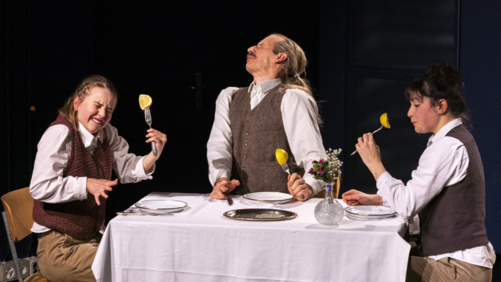 Cie. momoll! - Bitte nicht über den Tellerrand stolpern!