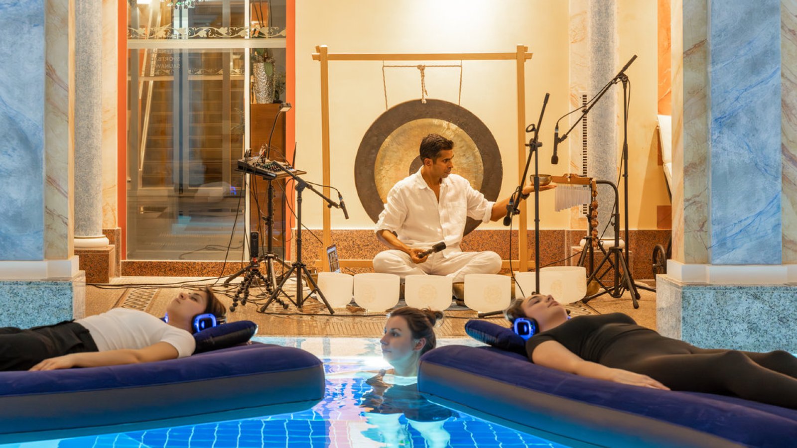 Waves of silence: «Floating» Klangbaden