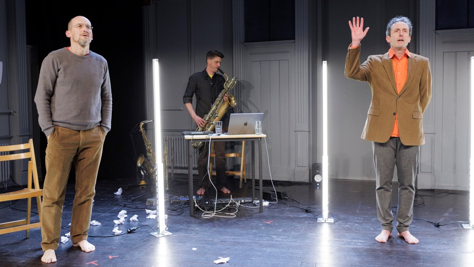 «Das Doppel» – eine barfüssige Groteske