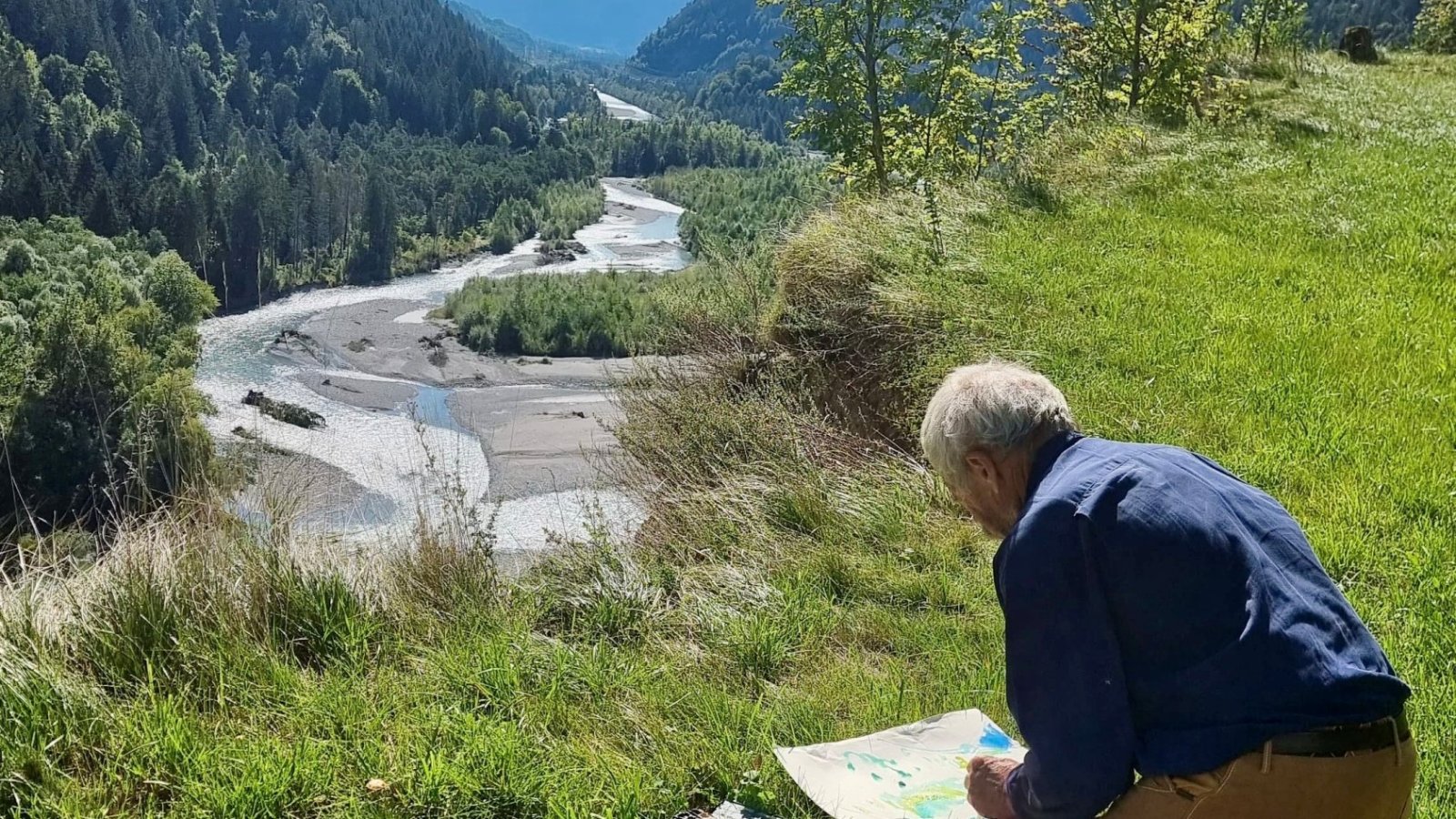 Künstler Peter Leisinger beim Malen in der Natur