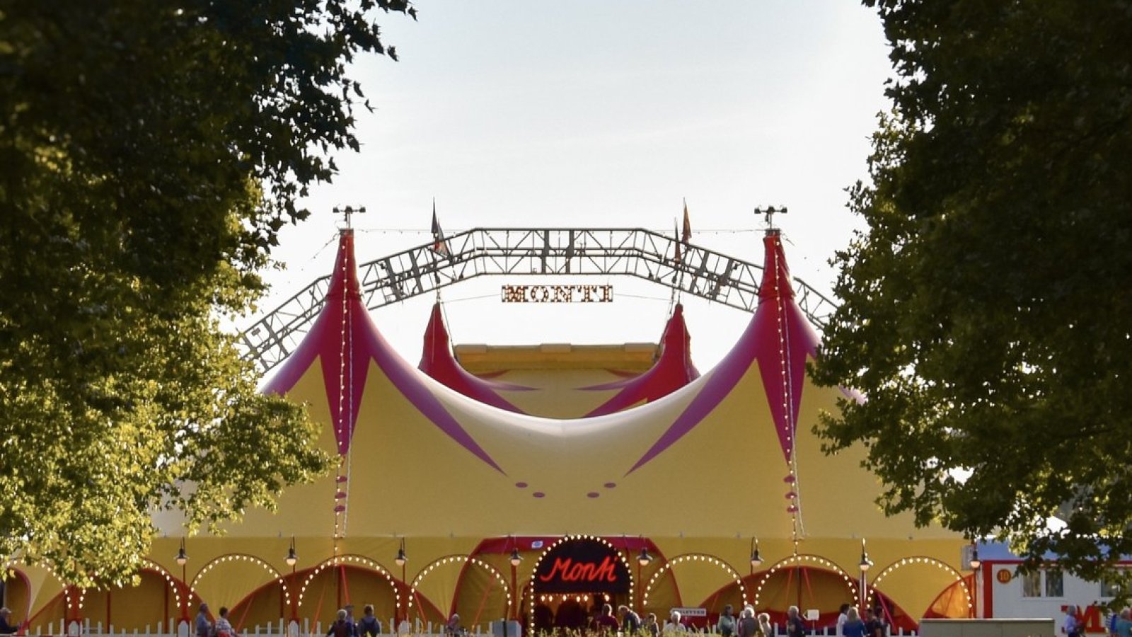 Circus Monti - Poussière d'étoiles