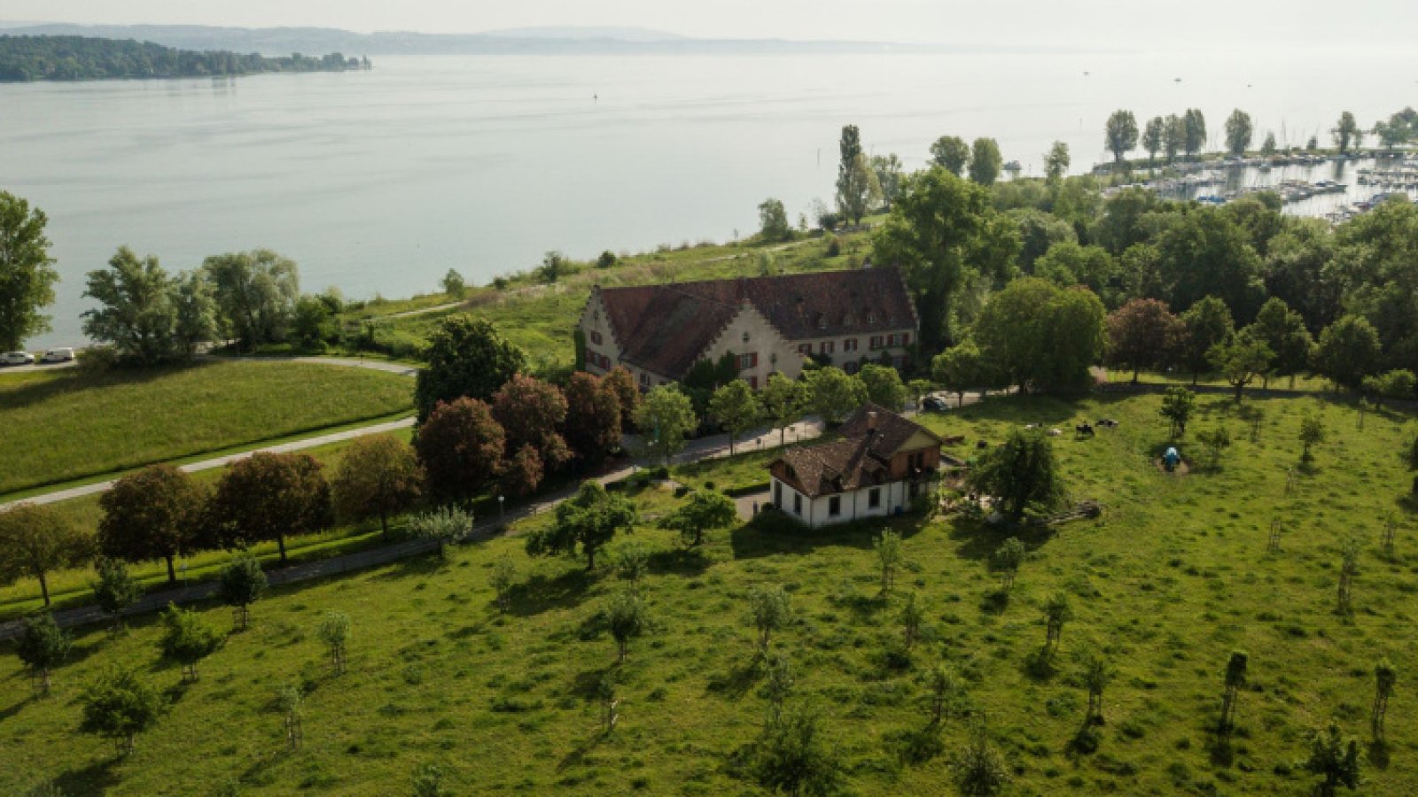 Seemuseum Kreuzlingen aus der Vogelperspektive. Im Hintergrund der Bodensee.