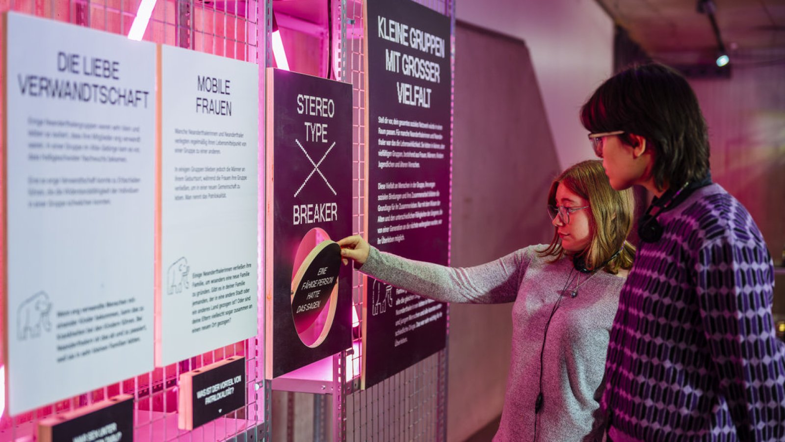 Vernissage: Stereotypes: Neanderthalerin